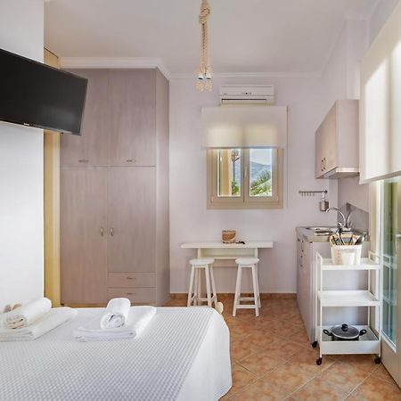 Nysa Residence Menites Bagian luar foto