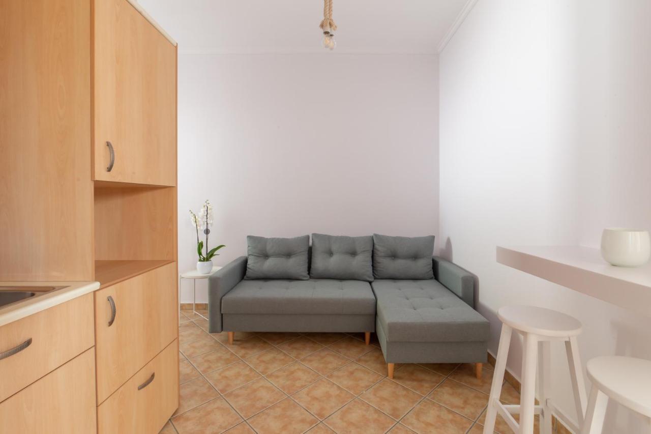 Nysa Residence Menites Bagian luar foto