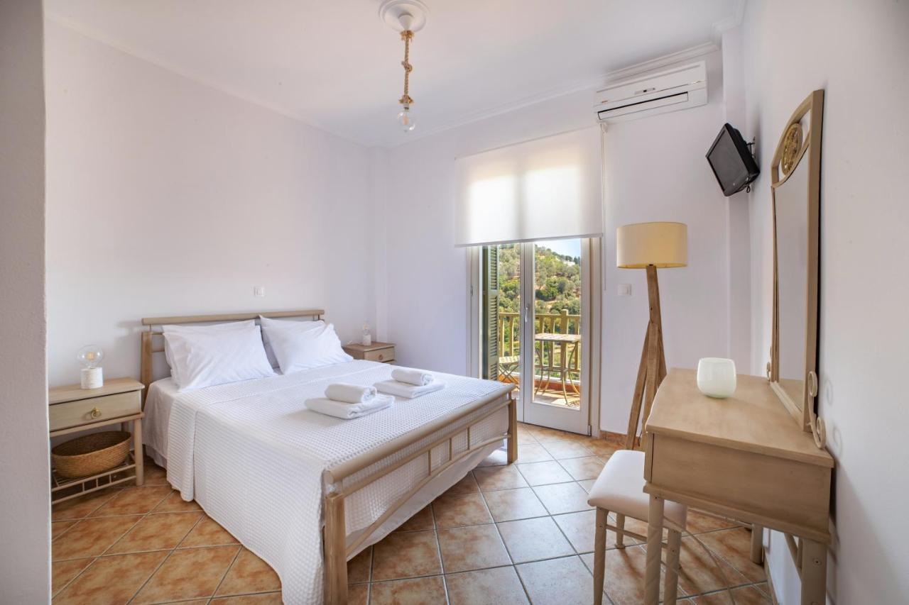 Nysa Residence Menites Bagian luar foto