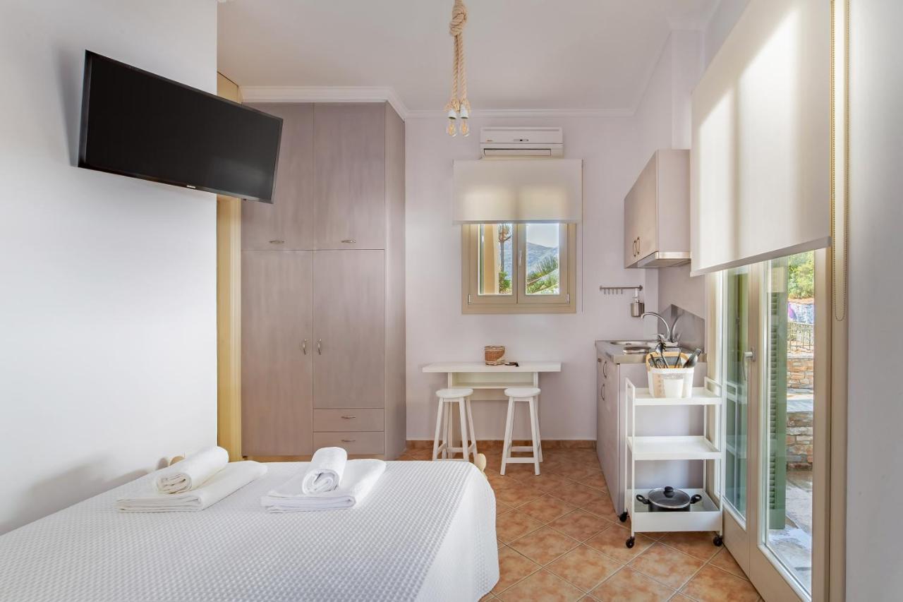 Nysa Residence Menites Bagian luar foto